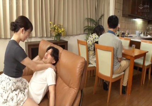 Chị gái cuồng dâm lén lút địt em trai phòng khách