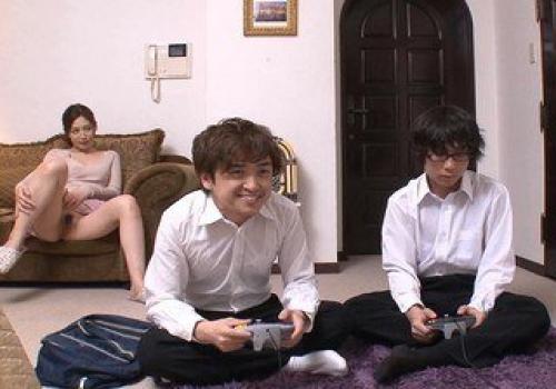 Sang nhà bạn thân chơi bị mẹ bạn thèm chịch gợi dâm